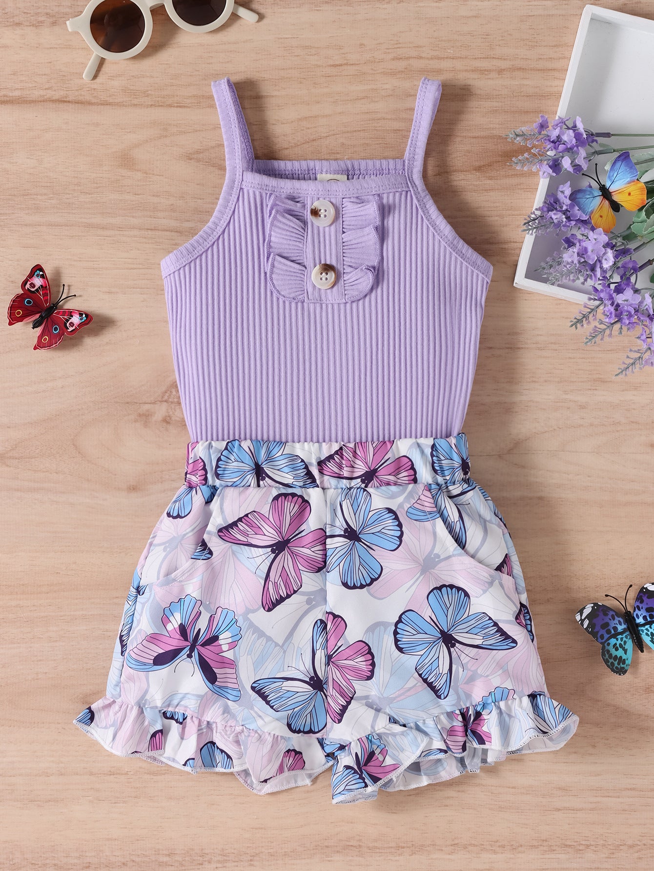 Ensemble deux pièces avec short papillon à rayures et bretelles violettes