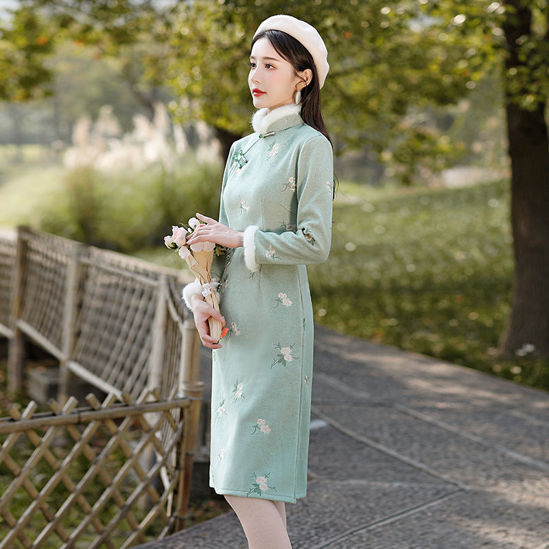 New Autumn And Winter Woolen Embroidered Mid-length Warm Fur Collar Cheongsam Improved A- Line Dress