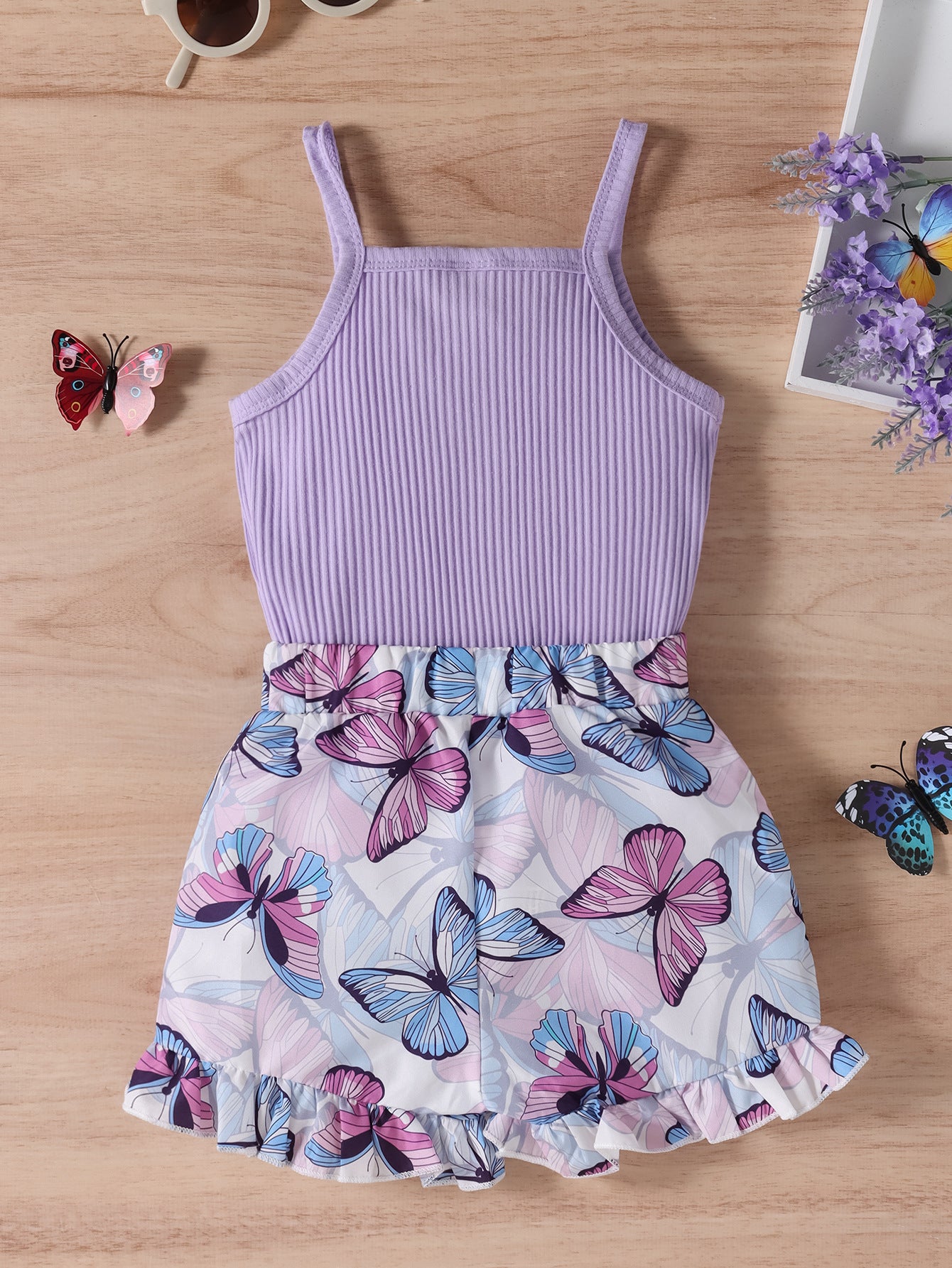 Ensemble deux pièces avec short papillon à rayures et bretelles violettes